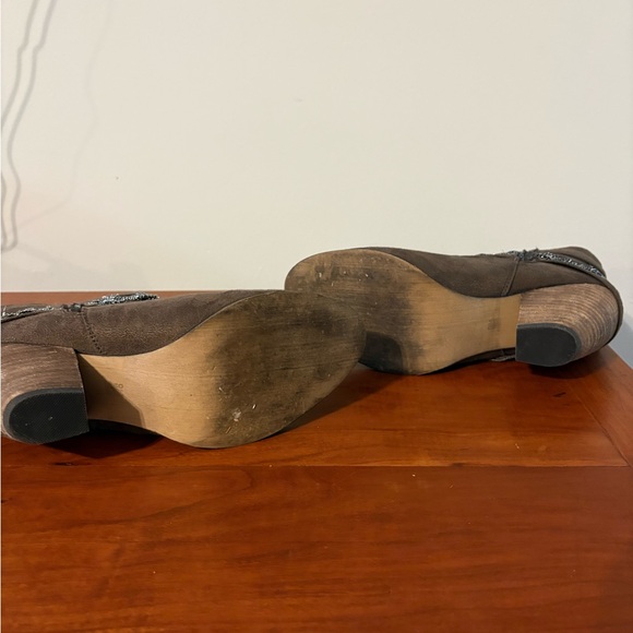 Dolce by Mojo Moxy Brown Suede Ankle Boots Bow Sequin Heel 9M - Picture 6 of 8